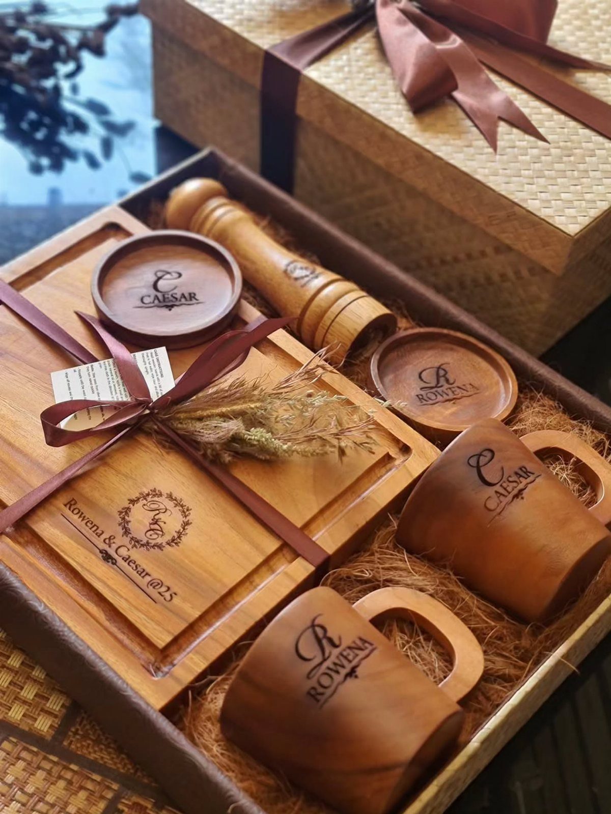 Wooden gift set with engraved mugs and bowls in a brown gift box