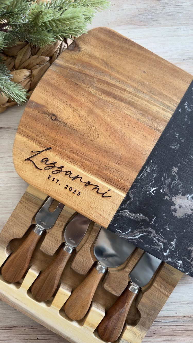 Engraved wooden and marble cheese board with a set of four cheese knives.